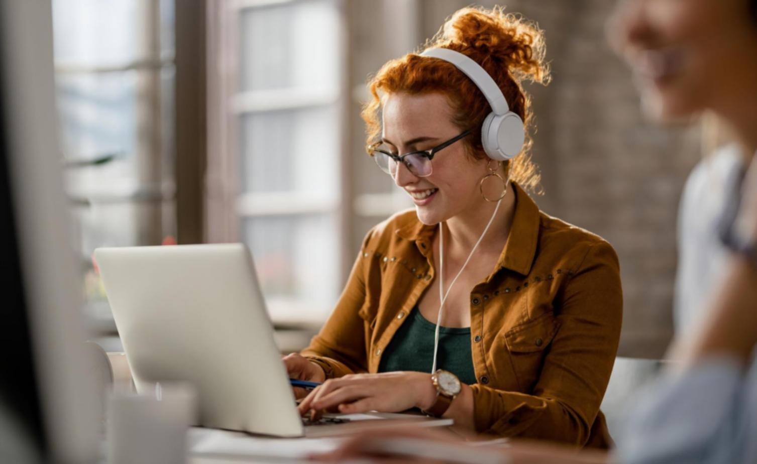 Environnement d'apprentissage collaboratif avec étudiants travaillant en équipe