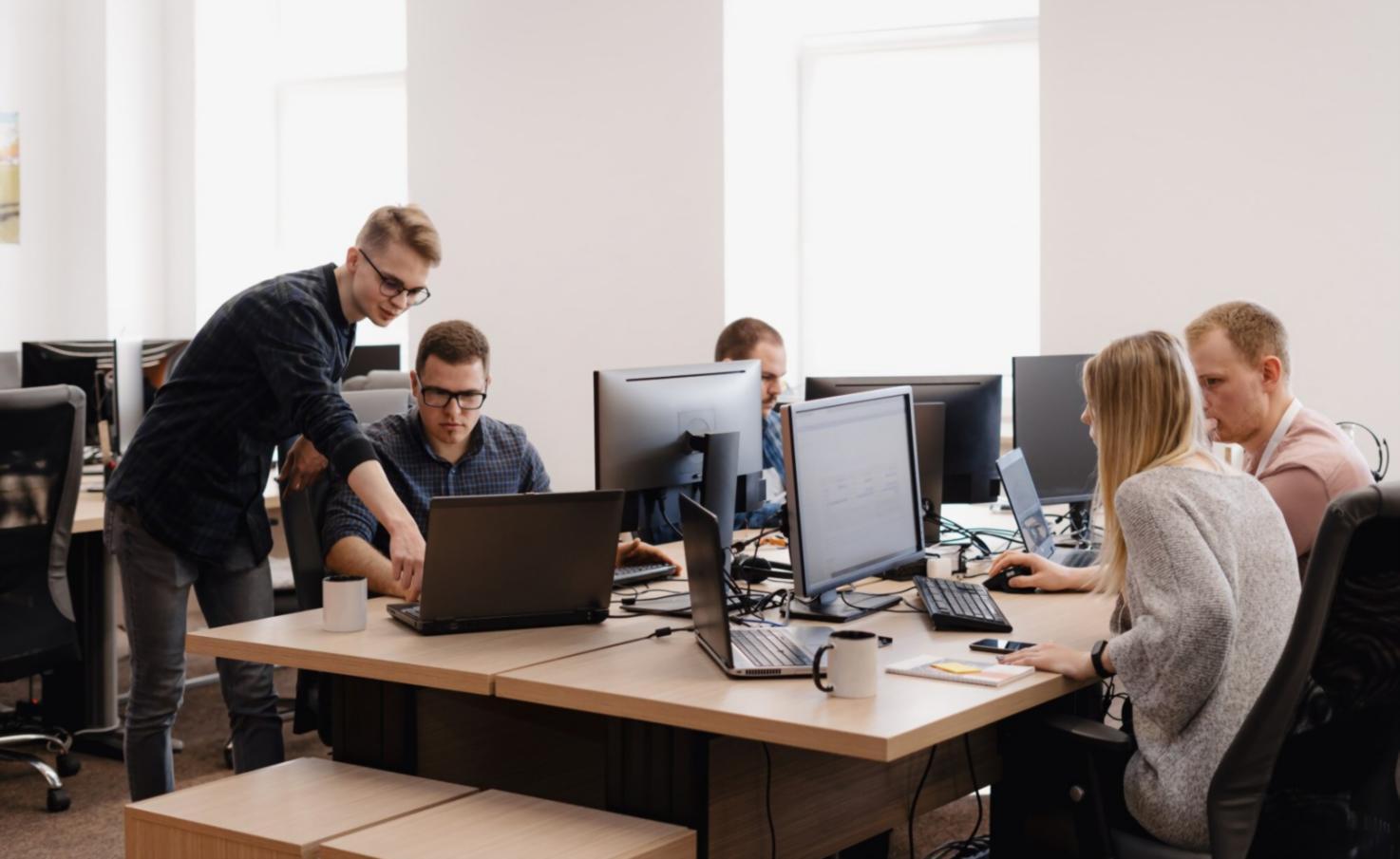 Analyste financier travaillant sur des modèles d'évaluation